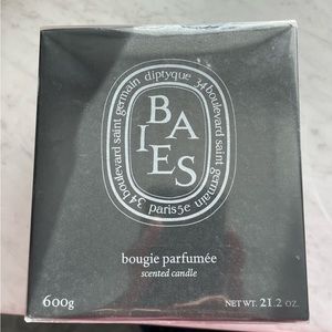 New - Baies Scented Berry candle 600g